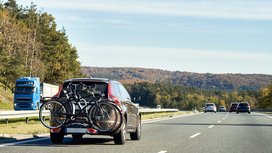 Nachhaltiger reisen: Mit den Tipps von Continental im Urlaub Kraftstoff und Strom sparen
