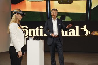 Continental Innovationsmanagerin Stephanie Huhn präsentiert Continental Vorsitzenden Dr. Elmar Degenhart das Cockpit der Zukunft