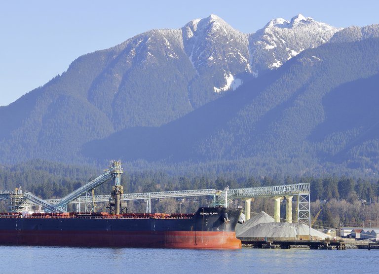 Continental Fördergurte transportieren im Hafen von Vancouver Kalisalz in die Container zur Verschiffung.