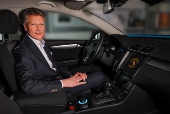Dr. Elmar Degenhart im “Cruising Chauffeur Protoype”