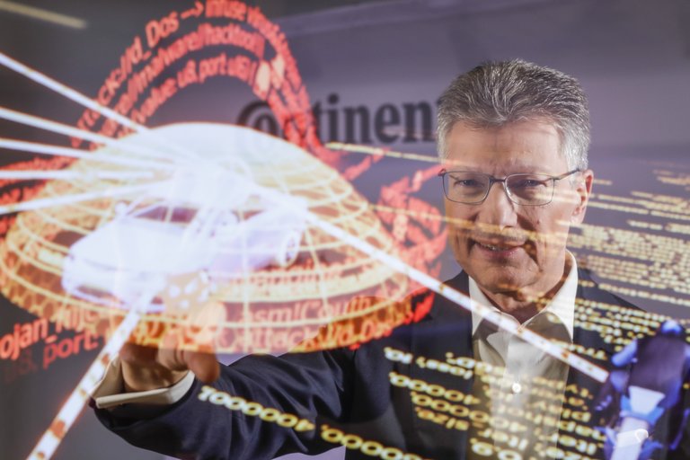 Continental CEO Dr. Elmar Degenhart: Die Mobilität der Zukunft ist intelligent und sicher.