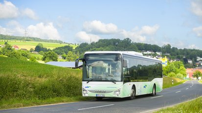 Nachhaltige Logistik: Continental übergibt Nachweis mit TÜV-Siegel an Frölich-Reisen
