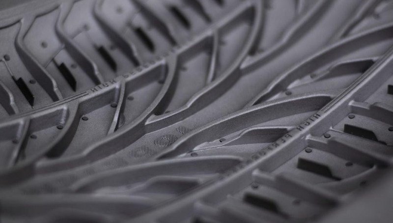 Detailní pohled na formu pro výrobu pneumatik.