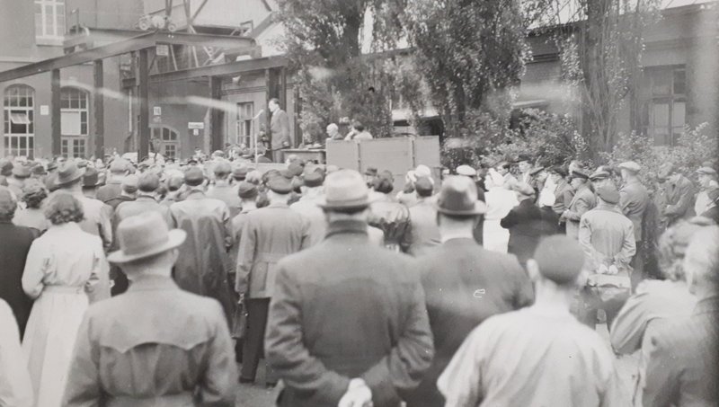 Das Bild zeigt eine Betriebsversammlung in Vahrenwald im Jahr 1950. 