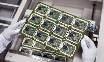 Leiterplatte für die Produktion von Fernbereichsradaren in der Produktion bei Continental