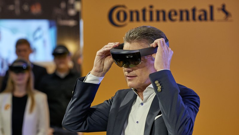 A view into the future: Continental CEO Dr. Elmar Degenhart takes a look at the cockpit of the future
