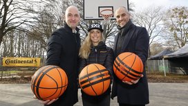 Aus Rennreifen wird Lebensraum: Continental eröffnet Basketballplatz aus recycelten Extreme E-Reifen