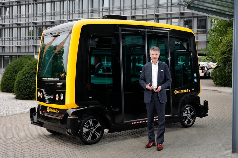 Dr. Elmar Degenhart vor dem CUbE