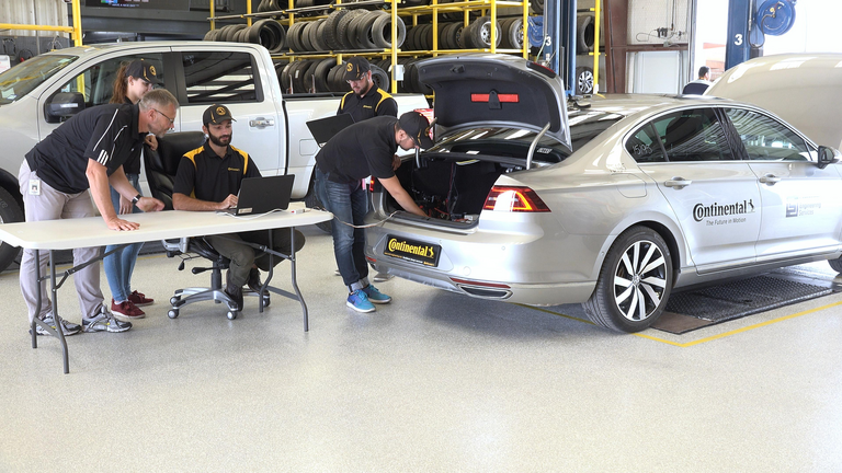 Reifentests mit selbstfahrendem Testfahrzeug - Thomas Sych und Team