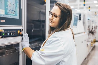 Conti_Standort_Ingolstadt_Mitarbeiterin