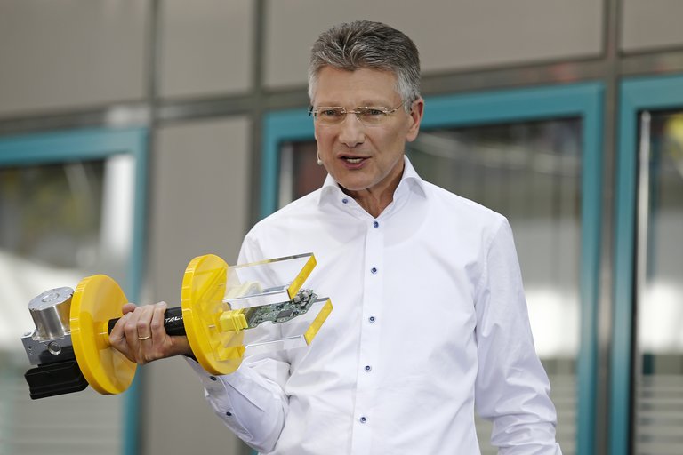 Dr. Elmar Degenhart