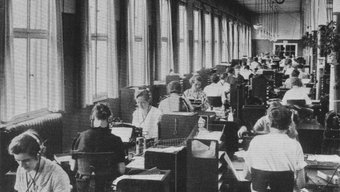 A view into the parlograph department at Continental’s business administration: parlographs were an early form of today’s dictaphones. 