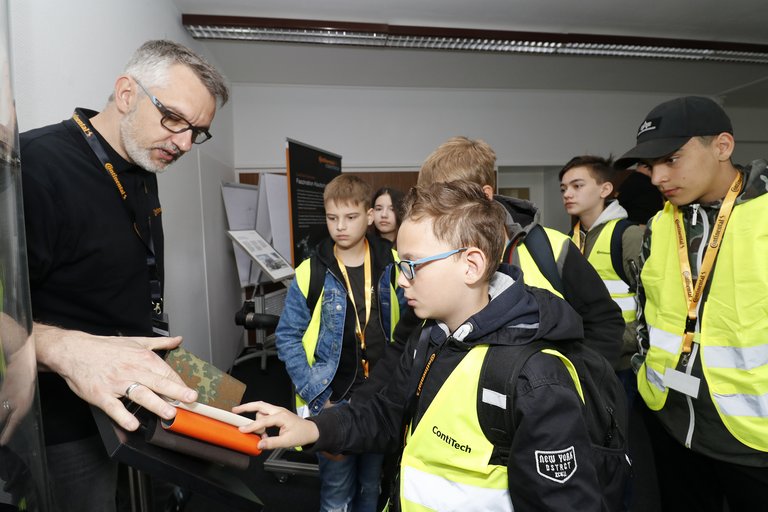 Matthias Ostkamp präsentiert  Industriestoffe. 