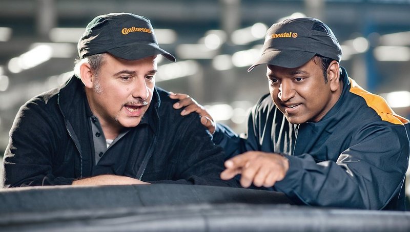 A Continental employee shows his colleague a product.