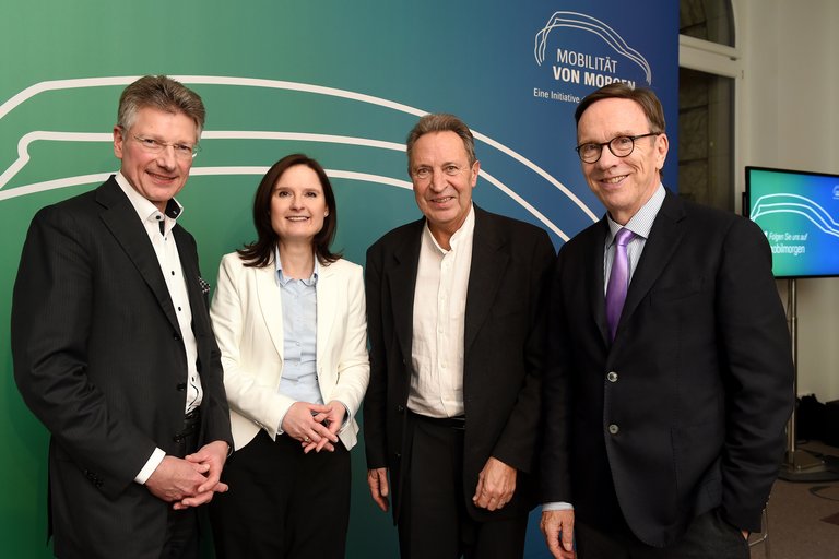 Dr. Elmar Degenhart, Moderatotin Ines Arland, Philosophen Prof. Rafael Capurro, VDA Präsident Matthias Wissmann