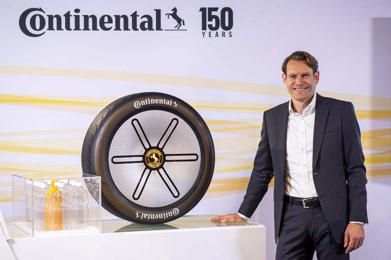 World premiere of Conti GreenConcept: Continental CEO Nikolai Setzer unveils particularly sustainable tire concept.
