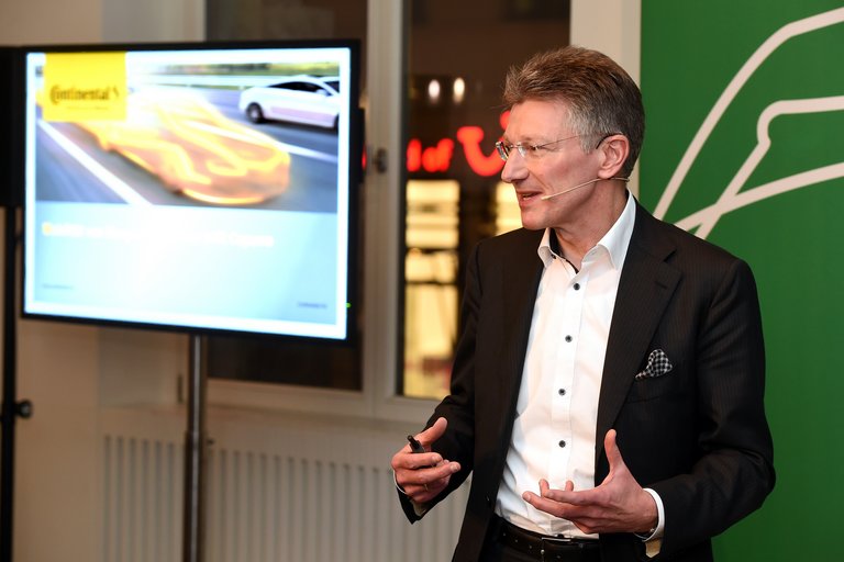 Dr. Elmar Degenhart