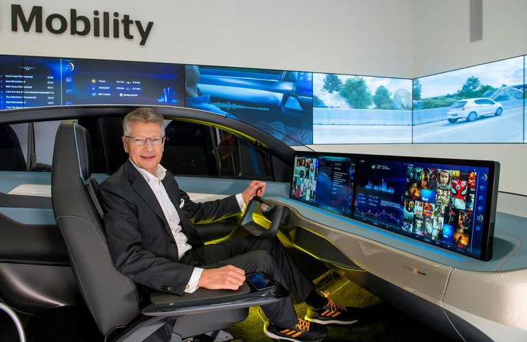 Dr. Elmar Degenhart | Driving Simulator