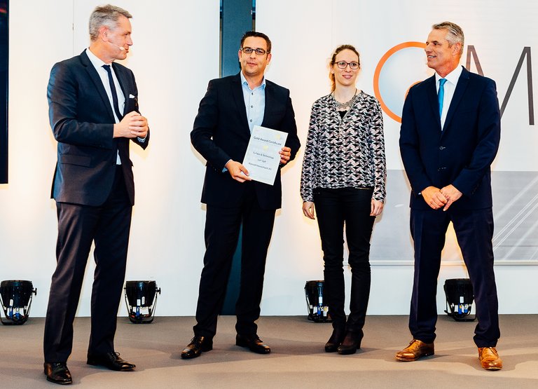Silvia Baumann (Product Manager Interior) und Markus Frank (Group Key Account Manager Transportation)
