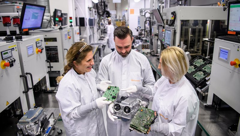 Produktion der Leistungselektronik für Hybrid- und Elektrofahrzeuge im Continental Powertrain Werk in Nürnberg