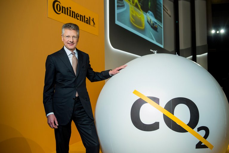 Dr. Elmar Degenhart an der CO2 Kugel