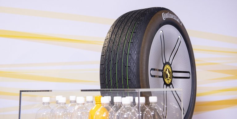 At more than 50 percent, the tire contains a particularly high proportion of traceable, renewable and recycled materials.