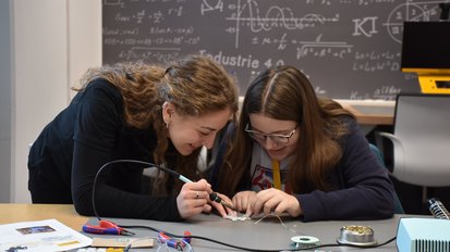 Girls’Day bei Continental Regensburg: Mädchen erobern die Welt der IT und Technik