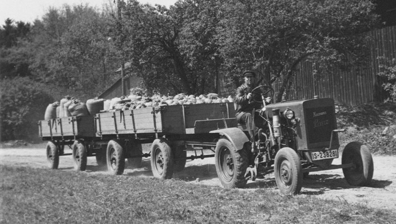 Reifen am Traktor  ca. 1930