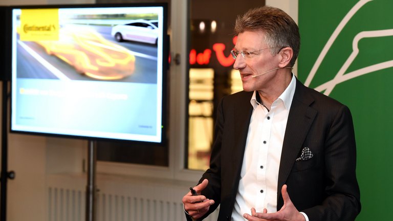 Dr. Elmar Degenhart presenting driver assistance systems