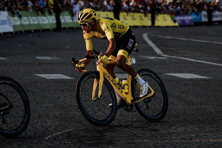 2020-08-21-img-egan-bernal-data