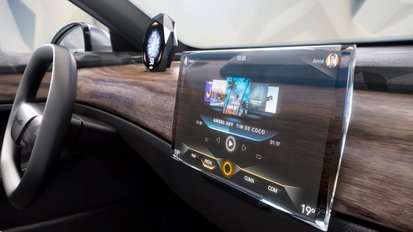 Continental integriert weltweit erstes Automobildisplay in transparenten Swarovski Kristall