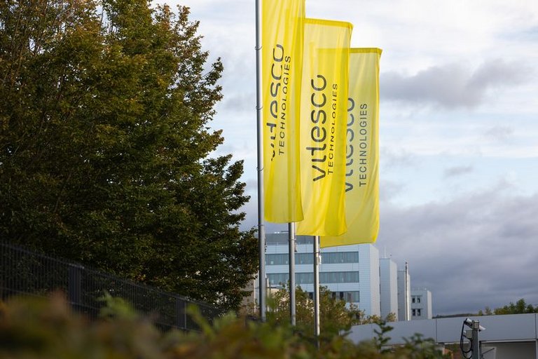 Odhalení loga Vitesco Technologies. 
