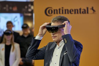 A view into the future: Continental CEO Dr. Elmar Degenhart takes a look at the cockpit of the future