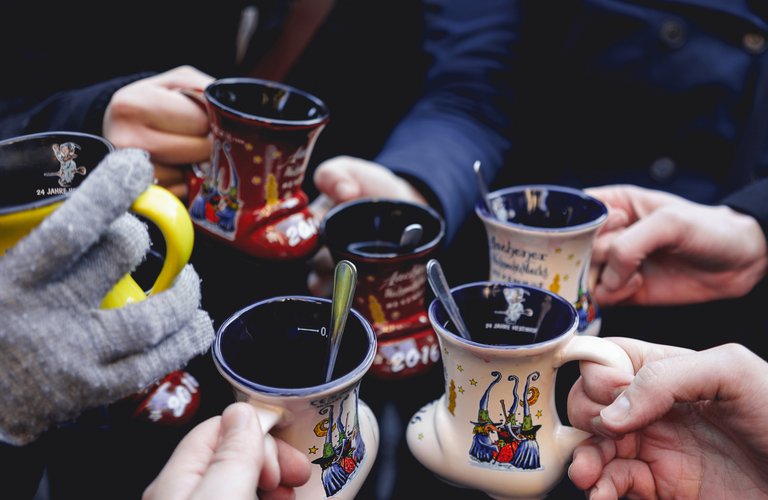 Glühwein in Keramikbechern