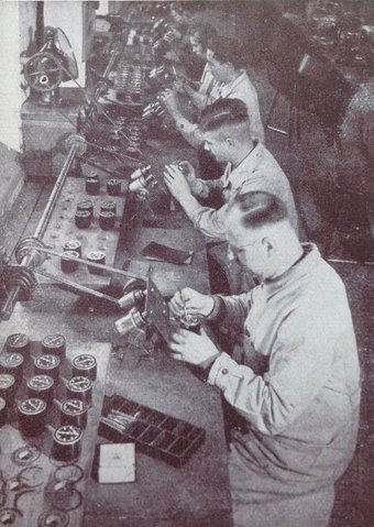 Tachometer-Fertigung bei VDO ca. 1934, VDO-Werk in Frankfurt a. M.