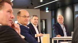 Bayerischer Finanz- und Heimatminister Albert Füracker zu Besuch bei Continental in Regensburg