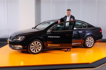 Dr. Elmar Degenhart (CEO) stands next to a “Cruising Chauffeur Protoype”